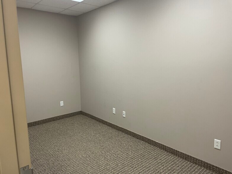 More Photos Of 1704 N Holmes Dr, Marion Office For Sale