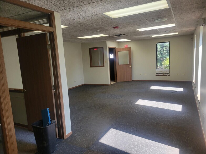 More Photos Of 6655 W Kitty Ave, Chicago Ridge Office For Sale