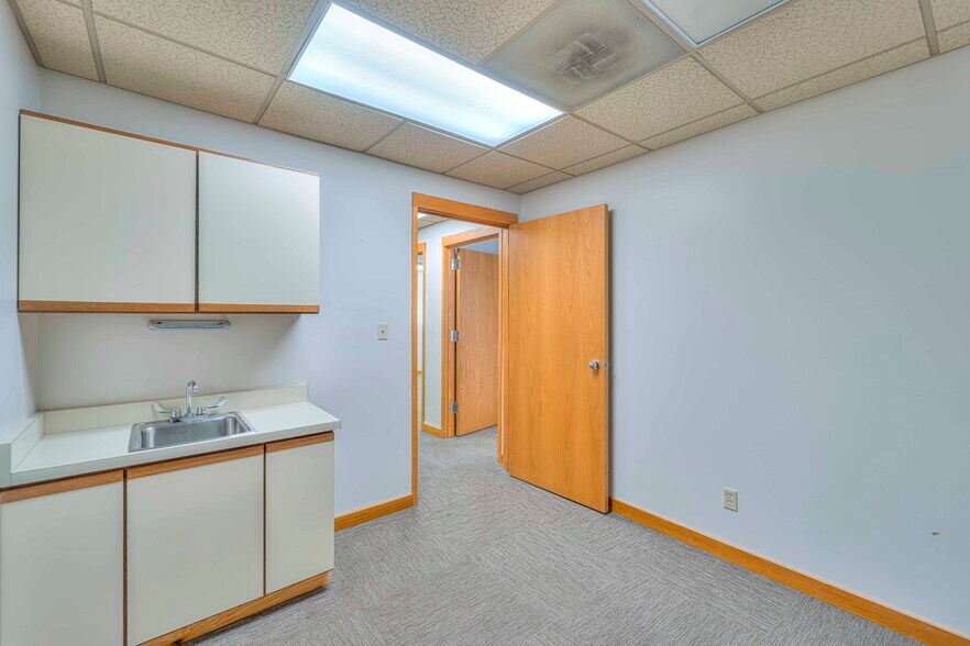 More Photos Of 900 E Michigan Ave, Jackson Office For Lease