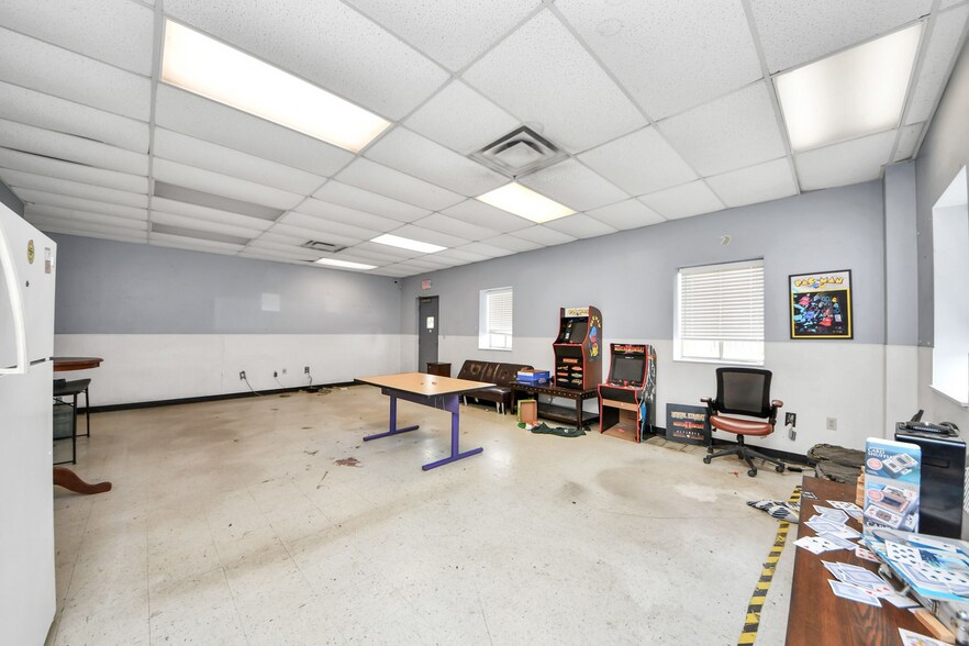 More Photos Of 10814 Woodedge Dr, Houston Warehouse For Sale