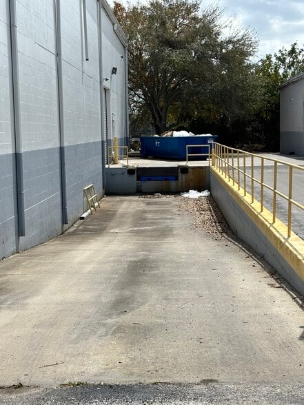 More Photos Of 2033 Sunnydale Blvd W, Clearwater Manufacturing For Lease