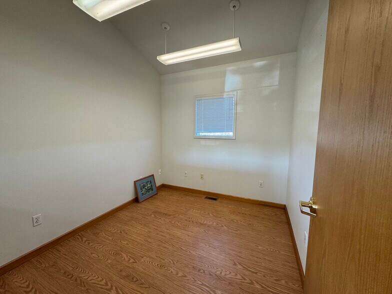 More Photos Of 301 W Blackburn Rd, Mount Vernon Office For Lease