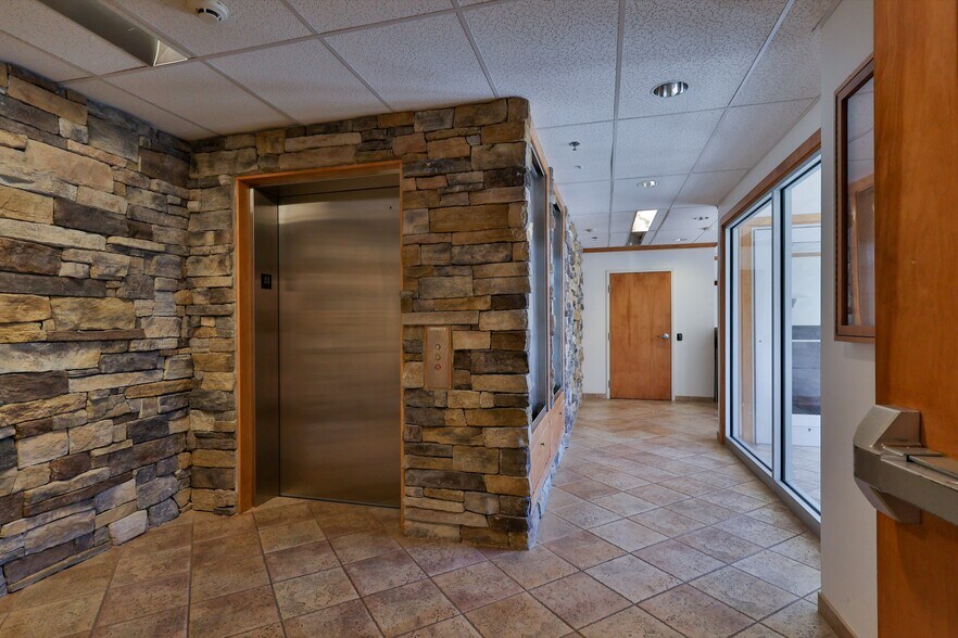 More Photos Of 1425 Mountain Dr N, Bethlehem Office For Lease