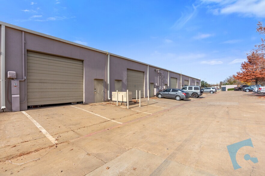 More Photos Of 525 S Nolen Dr, Southlake Light Manufacturing For Lease