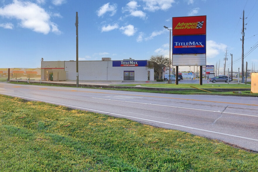 More Photos Of 12296 Veterans Memorial Dr, Houston Freestanding For Sale