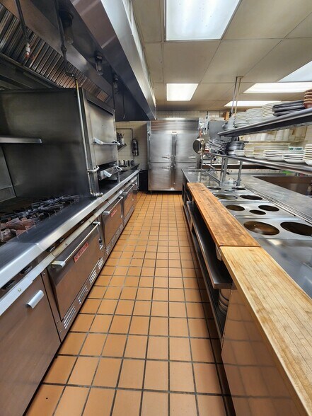 More Photos Of 212 N Warren Ave, Apollo General Retail For Sale