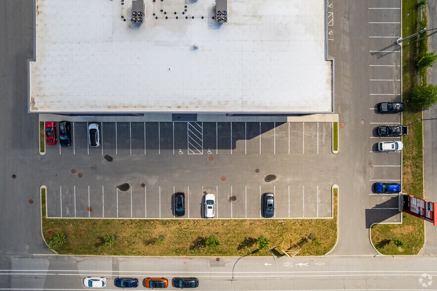 More Photos Of 4702 Rue Louis-B.-Mayer, Laval Showroom For Lease