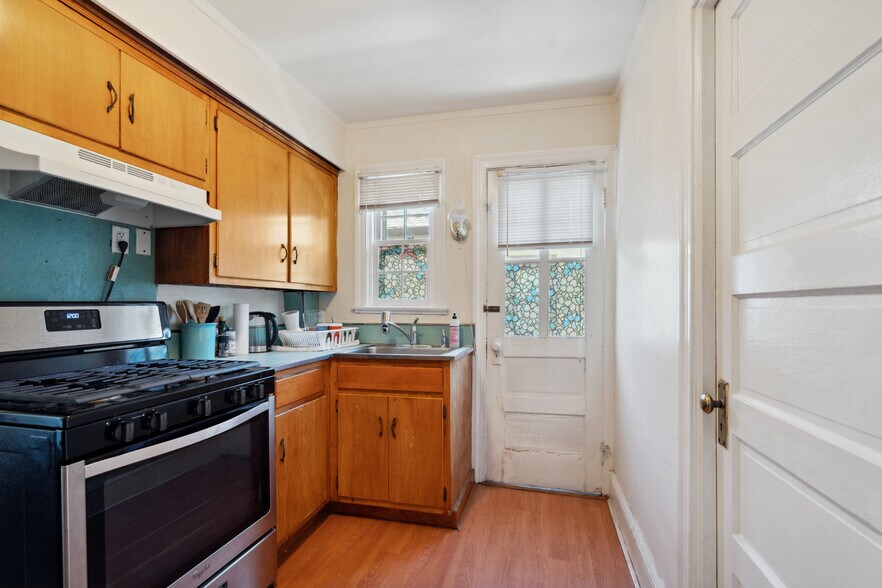 More Photos Of 253 Sea Cliff Ave, Sea Cliff Storefront Retail Residential For Sale