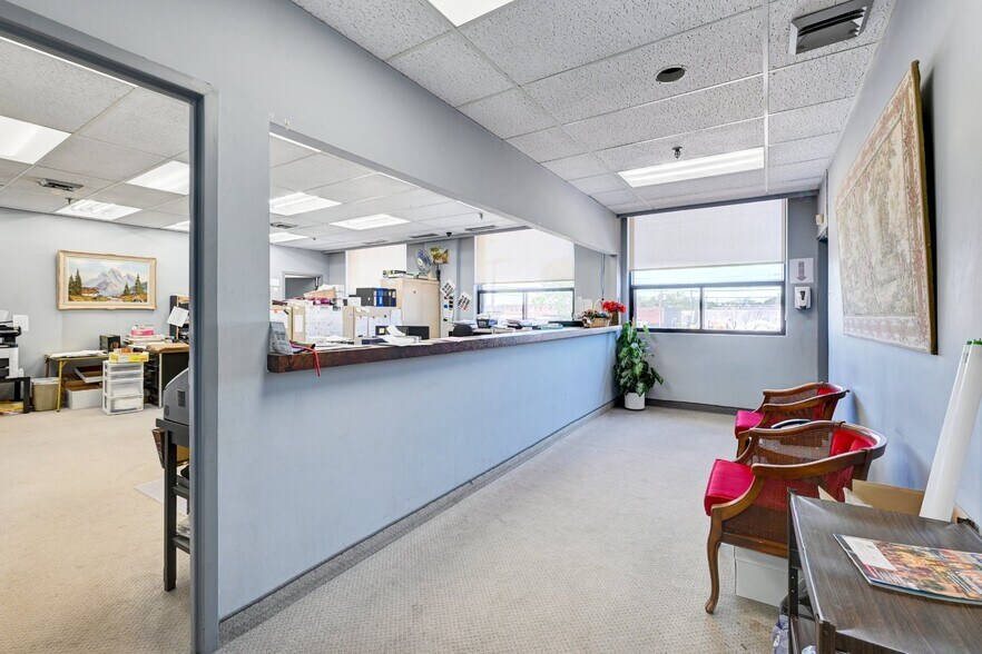 More Photos Of 350 Rue De Port-Royal O, Montréal Distribution For Sale