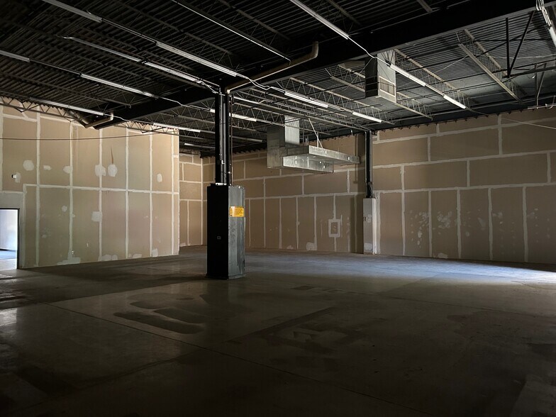 More Photos Of 817 Greenview Dr, Grand Prairie Showroom For Lease