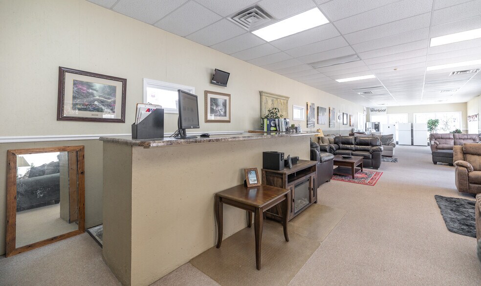 More Photos Of 329 N Jefferson St, Saint James Freestanding For Sale