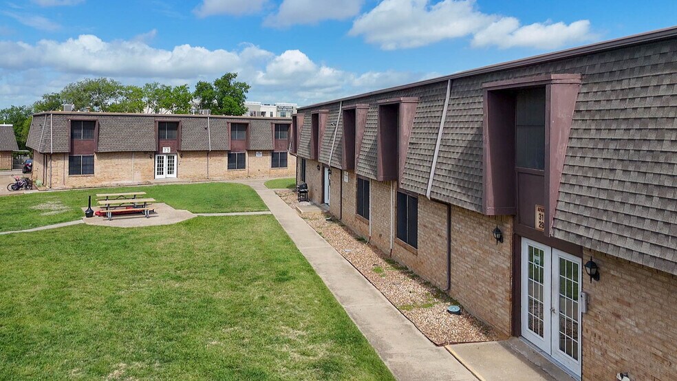More Photos Of 900 Willowwood St, Denton Dormitory For Sale