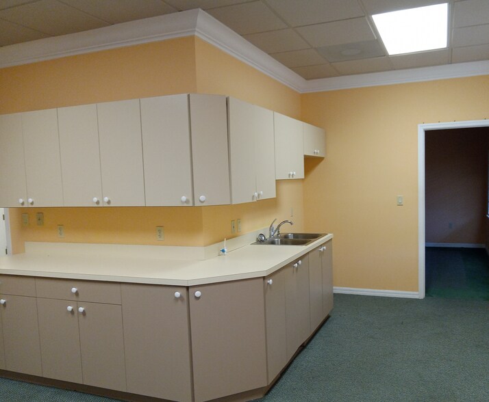 More Photos Of 5-45 Ryant Blvd, Sebring Medical For Sale