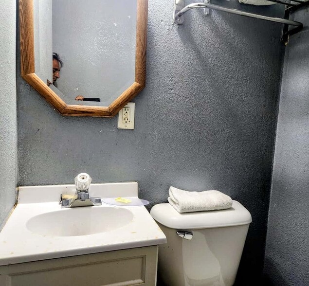 More Photos Of 317 S State St, Westville Hotel For Sale