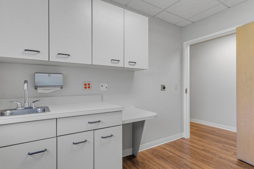 More Photos Of 320 Phillips St, North Kingstown Medical For Sale
