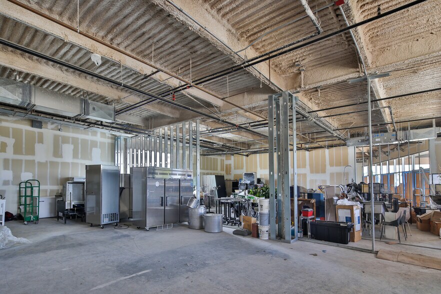 More Photos Of 450 S Western Ave, Los Angeles Freestanding For Lease