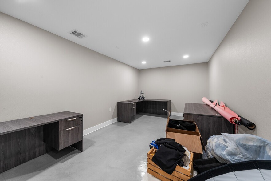 More Photos Of 29519 W Hawthorne Dr, Spring Flex For Sale