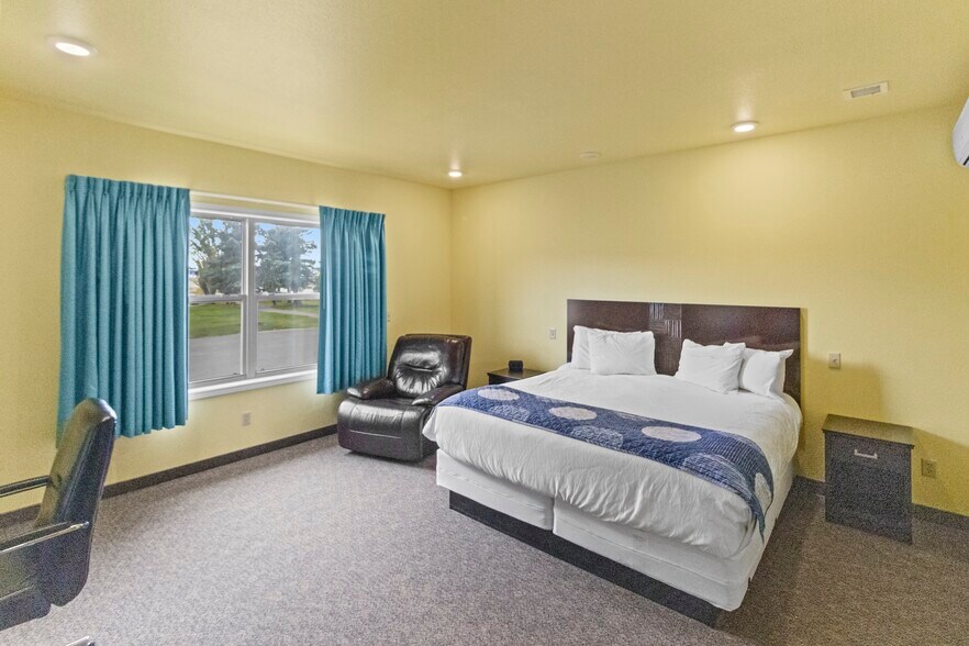 More Photos Of 202 W Main St, White Sulphur Springs Hotel For Sale