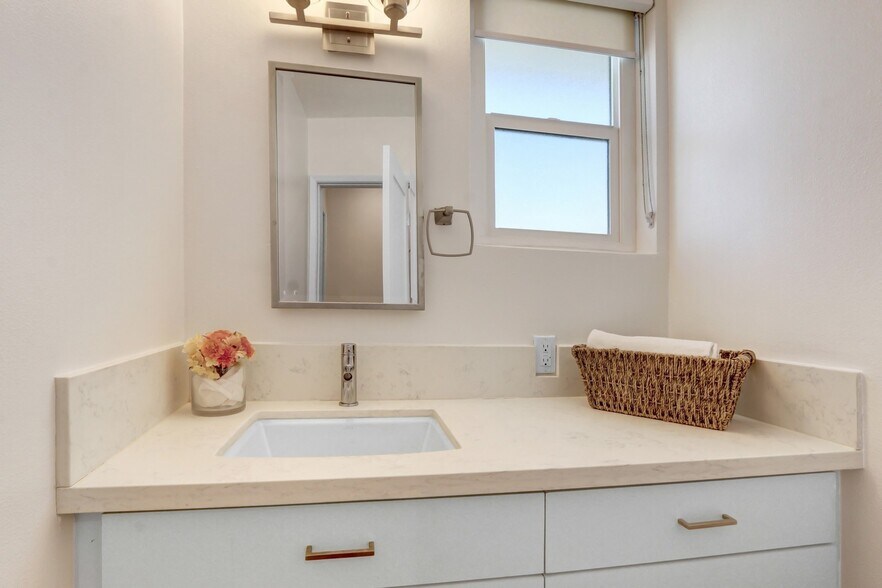 More Photos Of 700 S 6th St, Burbank Apartments For Sale