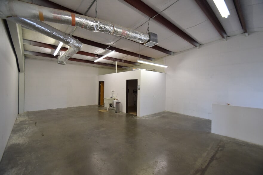 More Photos Of 635 SE Business Way, Bend Showroom For Lease