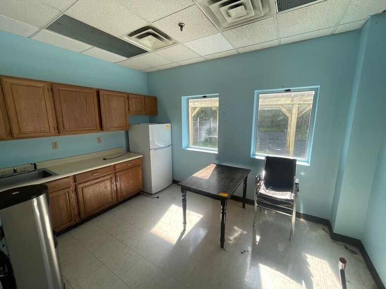 More Photos Of 11 Whitewood Ln, North Branford Garden Center For Sale