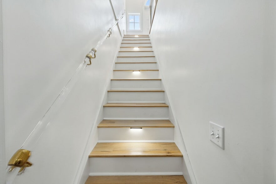 More Photos Of 321 E Dewey Pl, San Antonio Office For Sale