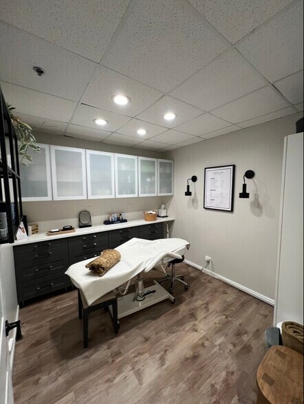 More Photos Of 263 N York Rd, Elmhurst Medical For Lease