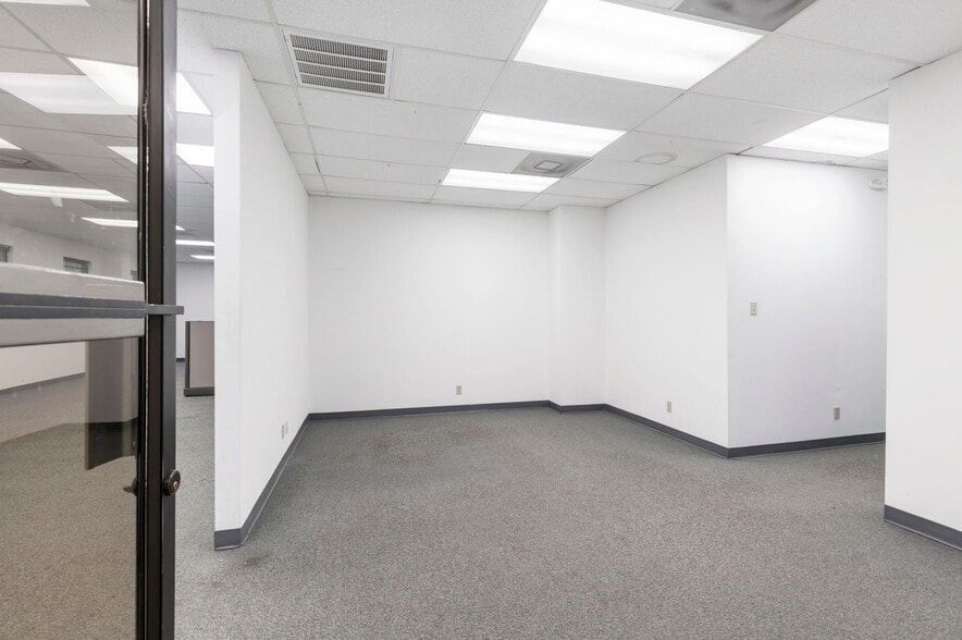 More Photos Of 17510 Red Oak Dr, Houston Office For Sale