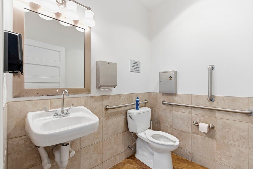 More Photos Of 5552 N Farmer Branch Rd, Ozark Office For Sale