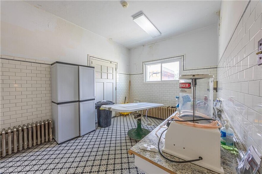 More Photos Of 121 Ridge Ave, Washington Funeral Home For Sale