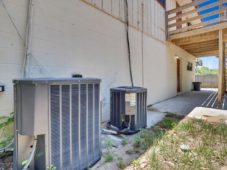 More Photos Of 1055 27th Ave SW, Vero Beach Flex For Sale