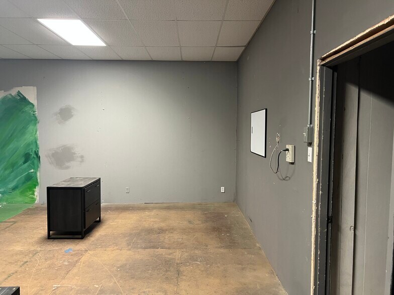 More Photos Of 300 E Broadway Blvd, Johnston City Specialty For Sale