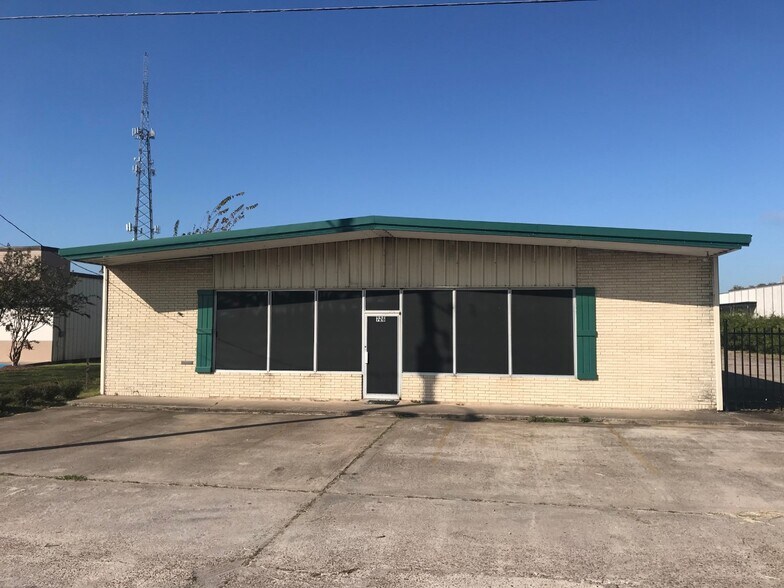 More Photos Of 726 Main St, Clute Warehouse For Lease
