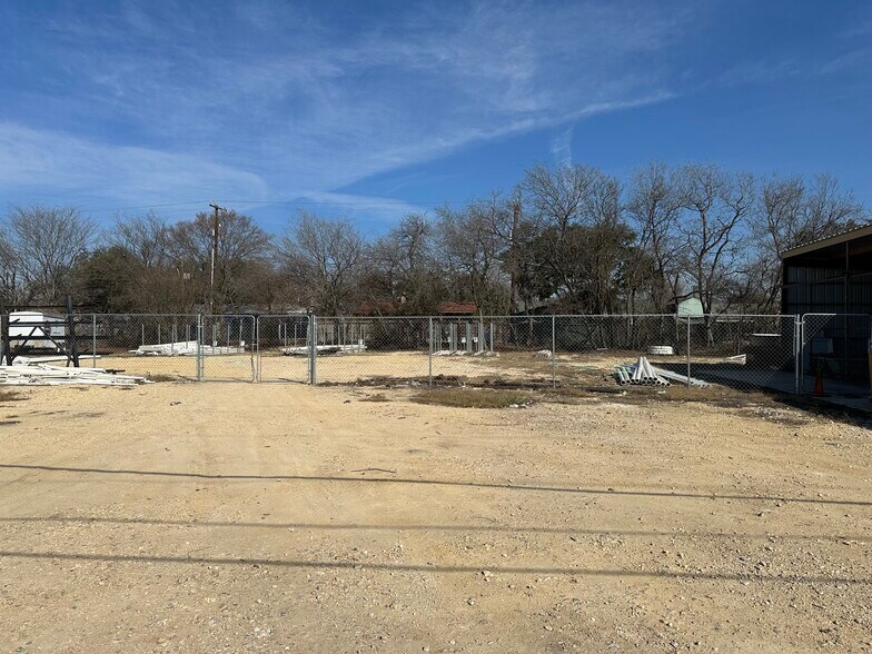 More Photos Of 4339 Centergate St, San Antonio Light Manufacturing For Lease