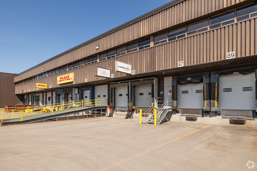 More Photos Of 12005 Raymonde-de Laroche, Mirabel Distribution For Lease