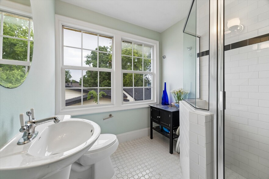 More Photos Of 1330 Des Jardines St, Houston Office Residential For Sale