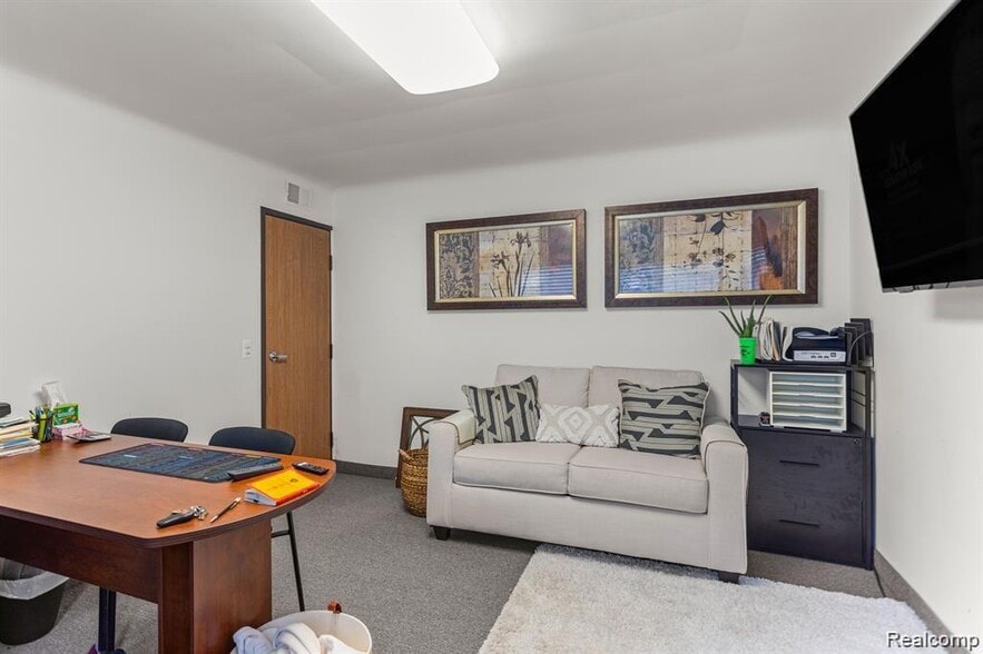 More Photos Of 3020 Oakwood Blvd, Melvindale Office For Sale