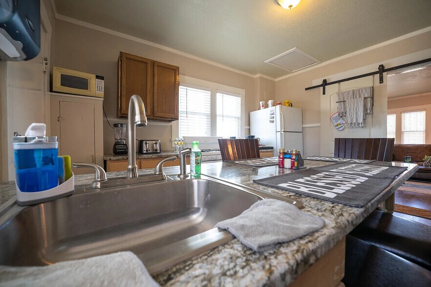 More Photos Of 100 E Washington St, Anthony Office For Sale