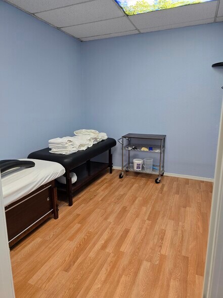 More Photos Of 300 N Resler Dr, El Paso Unknown For Lease
