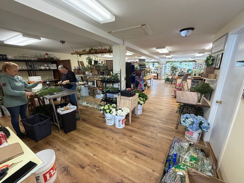 More Photos Of 307 N Nordic Dr, Petersburg Storefront For Sale