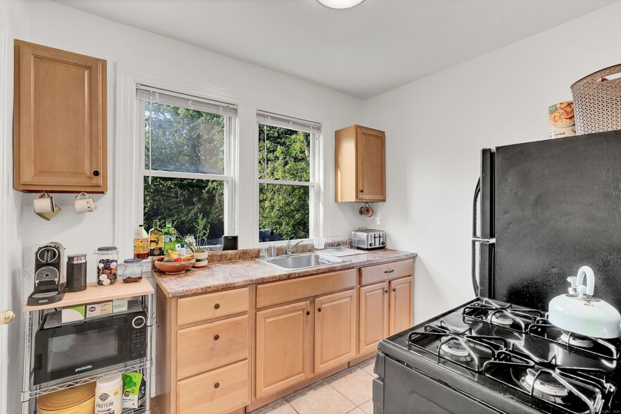 More Photos Of 28 Whitney St, Hartford Apartments For Sale