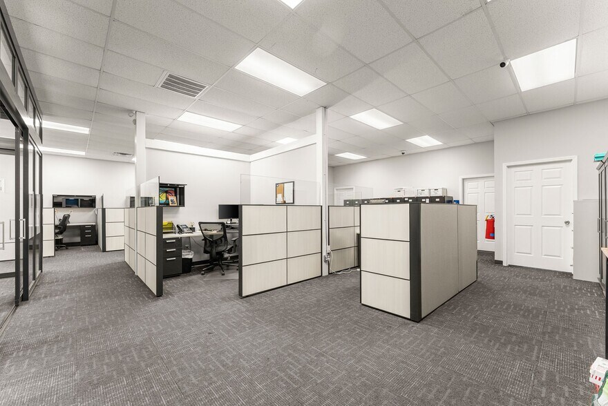 More Photos Of 3917 Old Flowery Branch Rd, Oakwood Flex For Lease