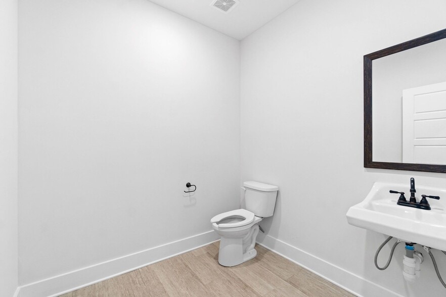 More Photos Of 2510 Pea Ridge Rd, Clarksville Office For Lease