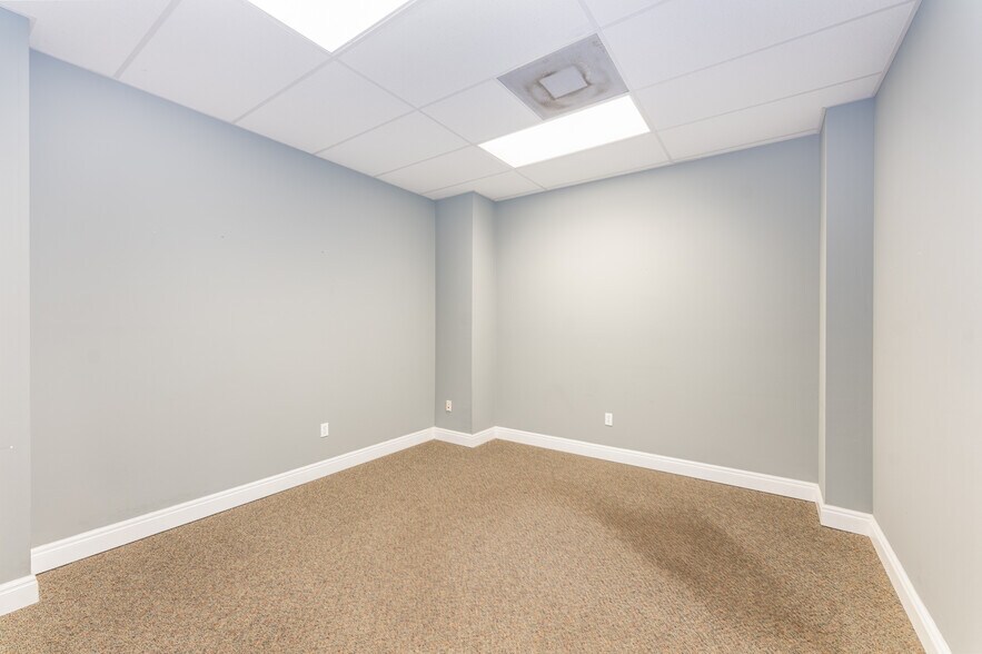 More Photos Of 1501 Sarasota Center Blvd, Sarasota Warehouse For Lease