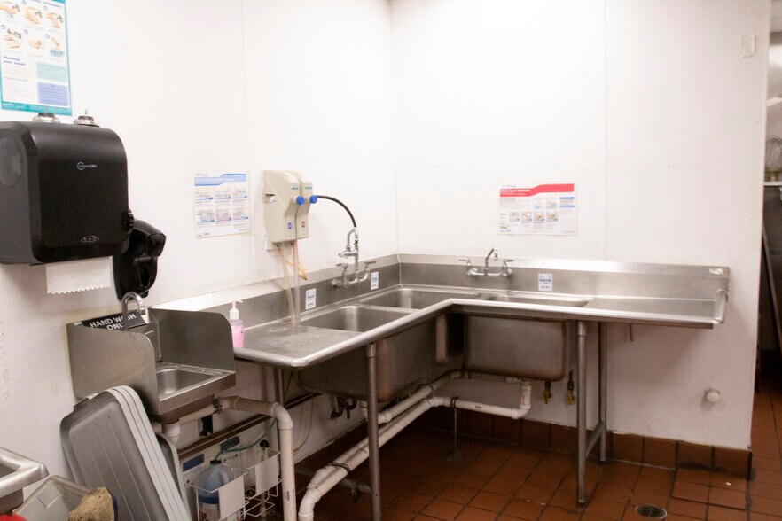 More Photos Of 51 N Saginaw St, Pontiac Storefront Retail Office For Sale