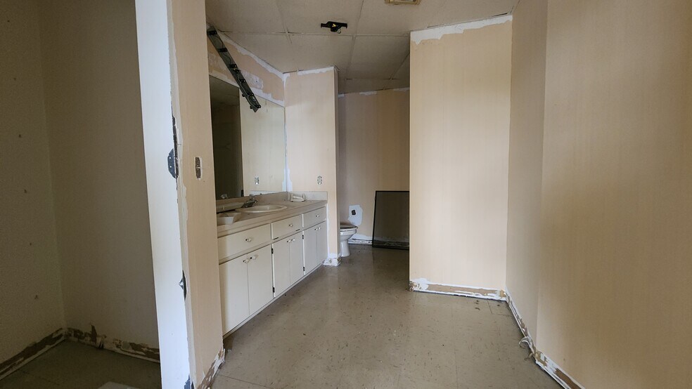 More Photos Of 1108 Commercial Way, Spring Hill Freestanding For Lease