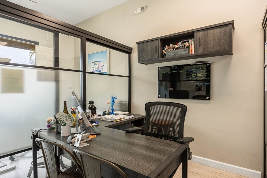 More Photos Of 20605 Soledad Canyon Rd, Canyon Country Office For Sale