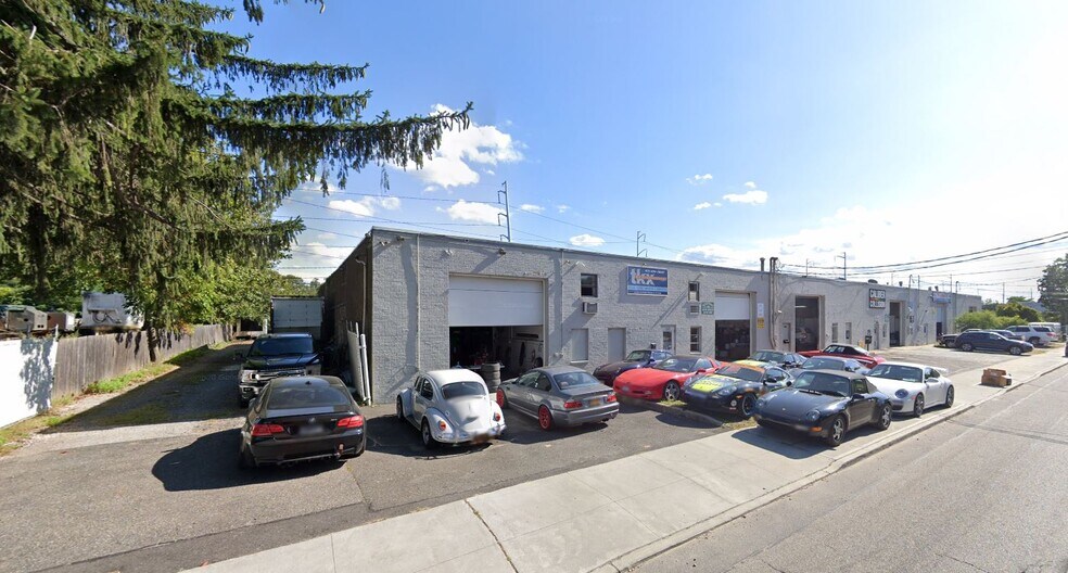 More Photos Of 130-138 Railroad St, Huntington Station Warehouse For Lease