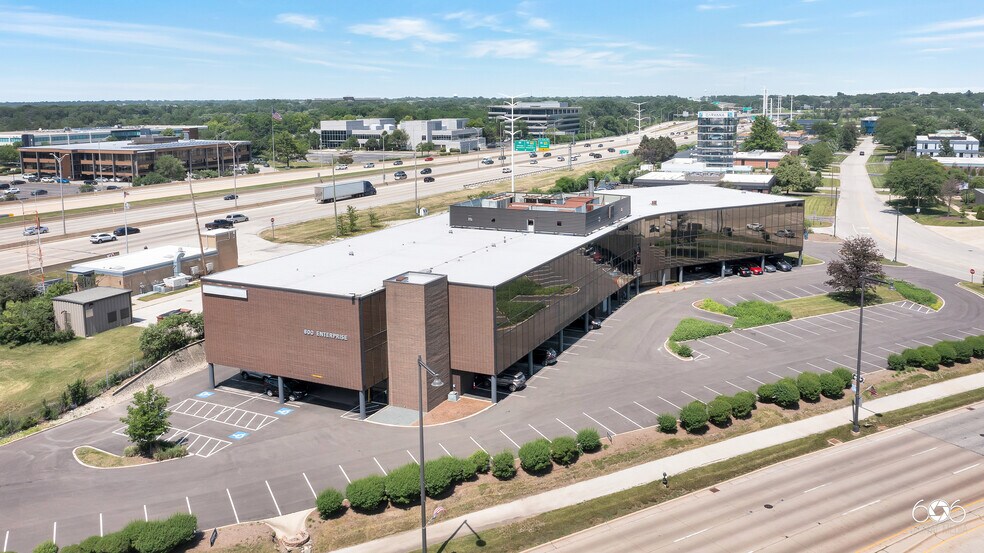 More Photos Of 800 Enterprise Dr, Oak Brook Office For Sale