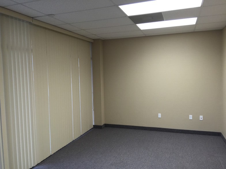 More Photos Of 42-46 N 11th St, Beaumont Freestanding For Lease